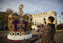 Marble Arch Marks Coronation with a Majestic Crown Installation Marble Arch Marks Coronation with a Majestic Crown Installation